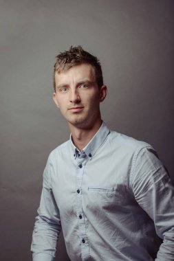 Zeki ve ciddi bir gencin portresi. 