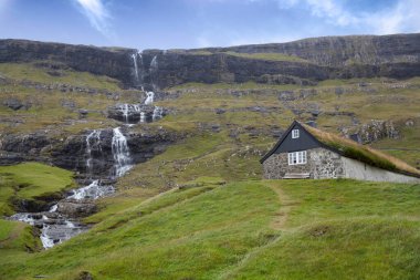 Doğadaki şelalenin inanılmaz manzarası