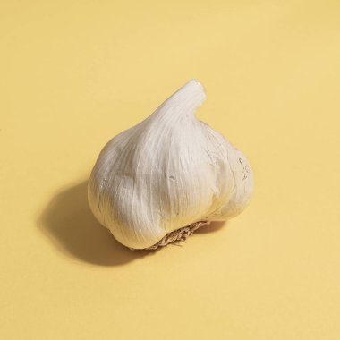 Taze organik sarımsak soğanlarının yakın plan görüntüsü  