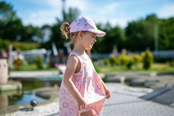 Klein Meisje Brengt Fantastische Tijd Speelplaats — Stockfoto