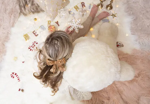 Feminino Mantém Ornamento Natal Floco Neve Para Árvore — Fotografia de Stock