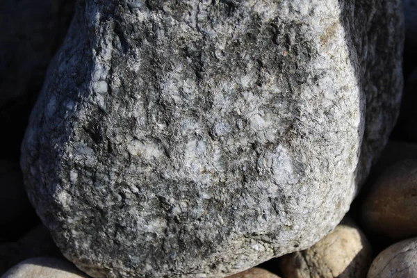Большой Камень Маленькие Камни Заднем Плане Крупным Планом — стоковое фото