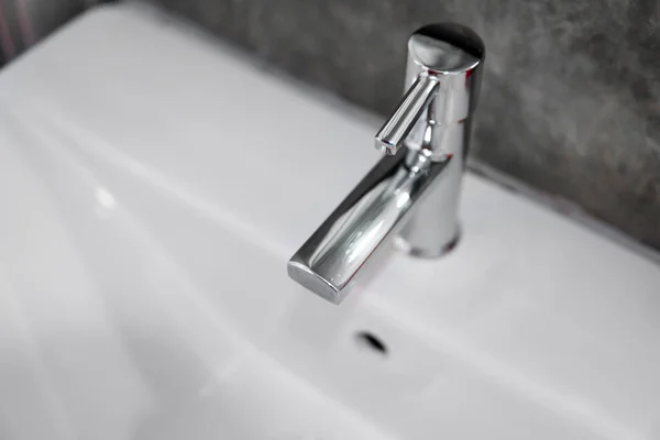 Yıkama Lavabo Ile Modern Paslanmaz Çelik Musluk Counter Banyo Çağdaş — Stok fotoğraf
