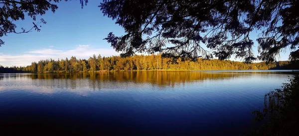 Озеро Солнечный День — стоковое фото