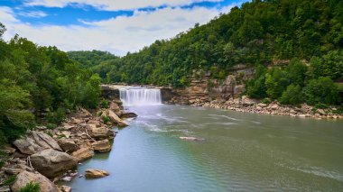 Doğadaki şelalenin inanılmaz manzarası