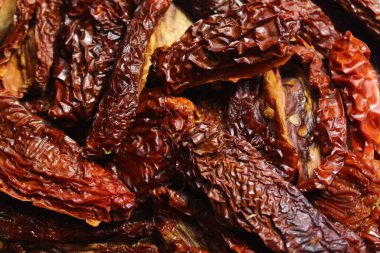 Kurutulmuş domates dilimleri, yakın çekim görüntüsü.