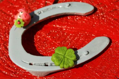 Şanslı yoncalı at nalı ve badem ezmeli domuz.