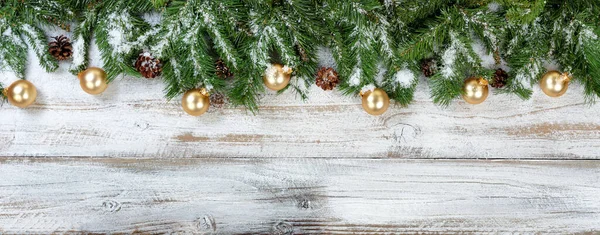 クリスマス枝と素朴な聖霊降臨祭の雪と金色の装飾品 — ストック写真