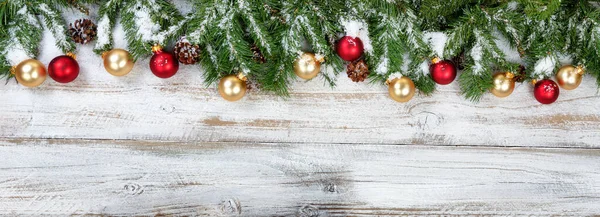に雪で黄金と赤の飾りでクリスマス枝 — ストック写真