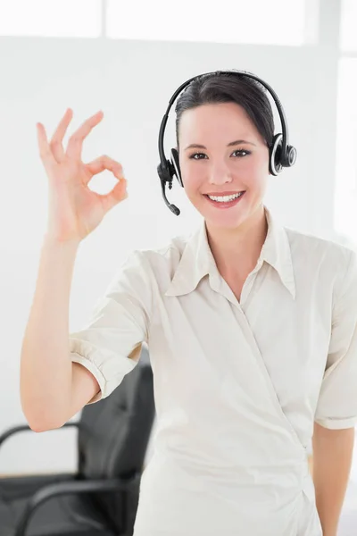Geschäftsfrau Trägt Kopfhörer Während Sie Büro Mit Zeichen Gestikuliert — Stockfoto