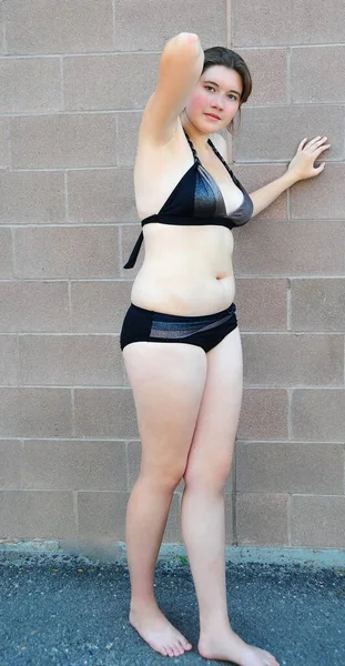 Femme Bikini Noir Posant Sur Caméra Tout Tenant Mur — Photo
