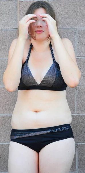 Fekete Bikini Pózol Kamera Miközben Áll Falnál — Stock Fotó