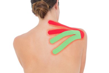 omuz üzerinde kırmızı ve yeşil şeritler ile üstsüz kadın