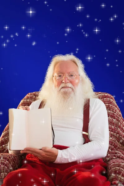 圣诞老人展示一本书的综合形象 — 图库照片