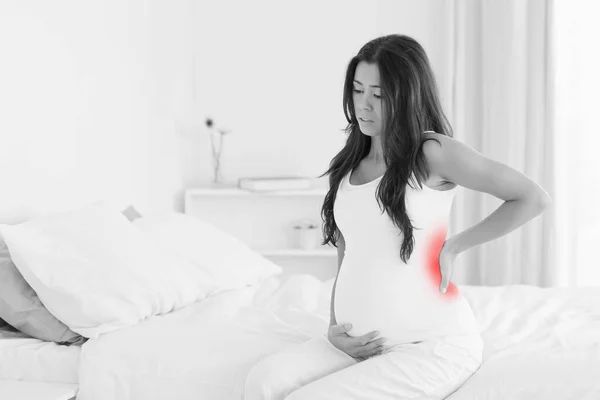 Hermosa Mujer Embarazada Sosteniendo Espalda Mientras Estaba Sentado Una Cama —  Fotos de Stock