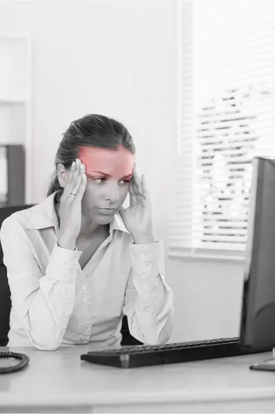 Mujer Negocios Estresada Mirando Pantalla Trabajo — Foto de Stock