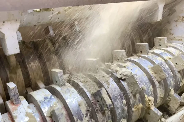 粘土を粉砕するためのマシンのマイルストーン レンガ製造工場 — ストック写真