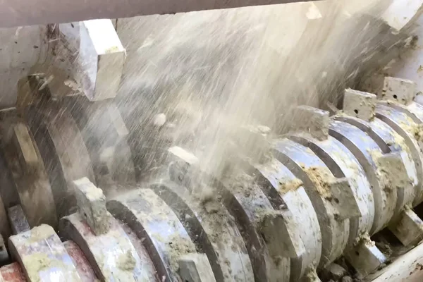 粘土を粉砕するためのマシンのマイルストーン レンガ製造工場 — ストック写真