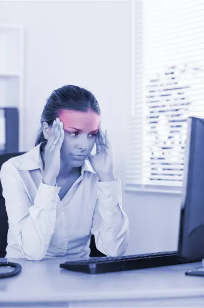 Mujer Negocios Estresada Mirando Monitor Computadora — Foto de Stock