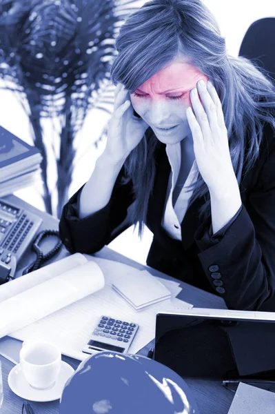 Mujer Negocios Estresada Con Dolor Cabeza Trabajo — Foto de Stock