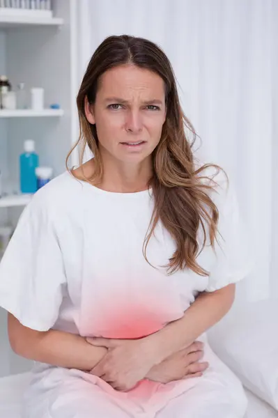 妇女胃痛的特写镜头 — 图库照片