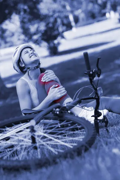 Female Bicyclist Hurt Leg Sitting Park — Stock Photo, Image