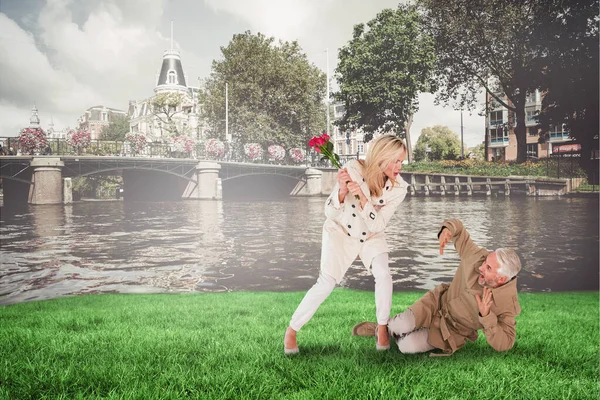 複合画像の怒っている女性攻撃パートナーとともにローズ花束 — ストック写真