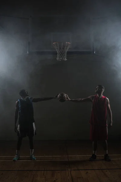 Два Баскетболіста Тримають Один Баскетбол — стокове фото