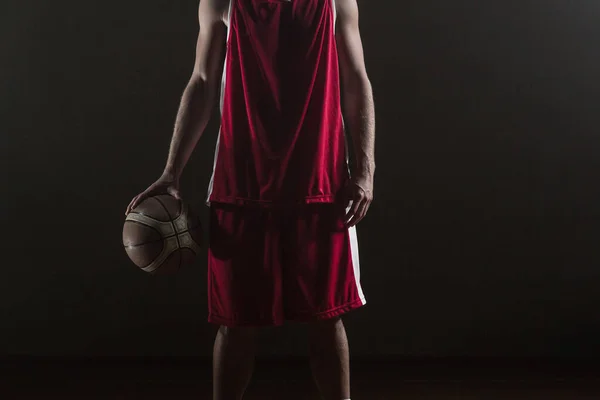 篮球运动员握球的肖像 — 图库照片