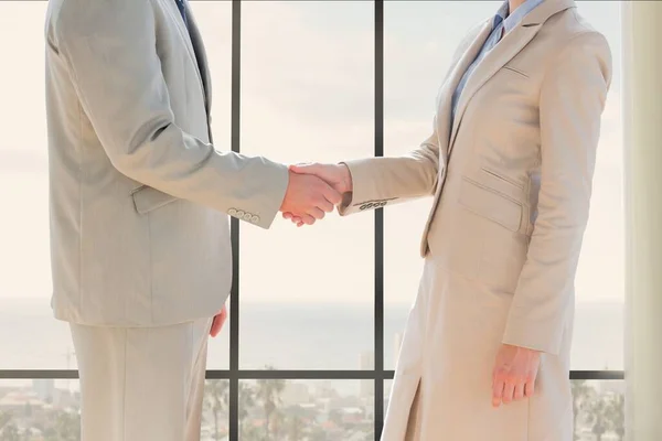 ビジネスマンの握手の複合イメージ — ストック写真
