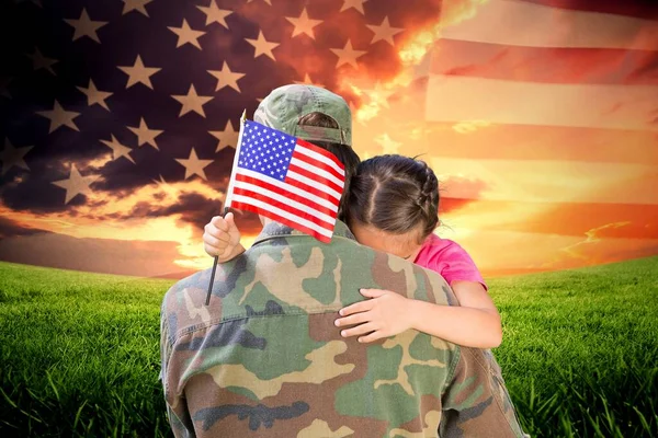 Kızını Elinde Tutan Bir Askerin Birleşik Görüntüsü — Stok fotoğraf