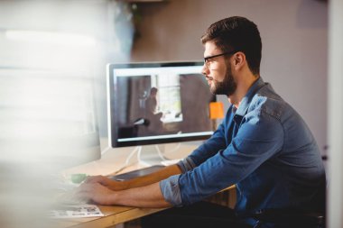 Masasında çalışan grafik tasarımcı