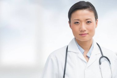 Steteskoplu bir kadın doktor. Sağlık ve Tıp Konsepti