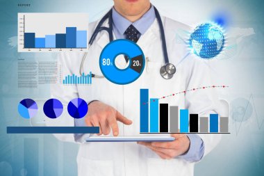 Doktor elinde dijital tablet tutuyor. Sağlık ve Tıp Konsepti