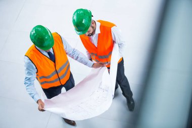 Mimarların planı denetleme görüntüsü
