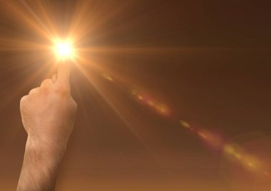 Güneşi işaret eden gökyüzü