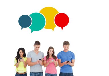 Gençler beyaz arkaplanda akıllı telefon kullanıyor