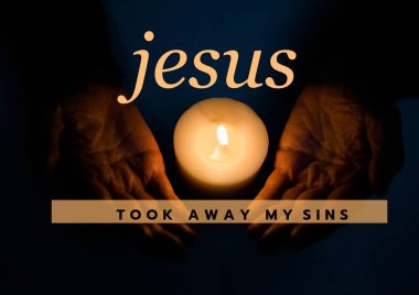 Siyah arkaplana karşı mum etrafında metin ve eller