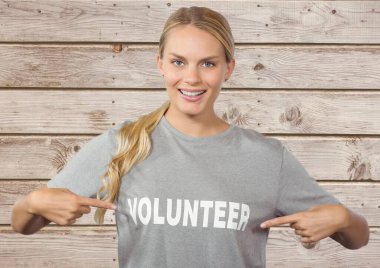 Gönüllü kadın gülümsüyor, renkli bir portre. 