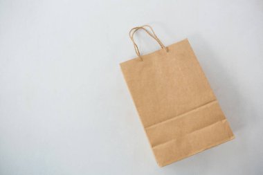Beyaz arka planda kahverengi kağıt alışveriş torbası