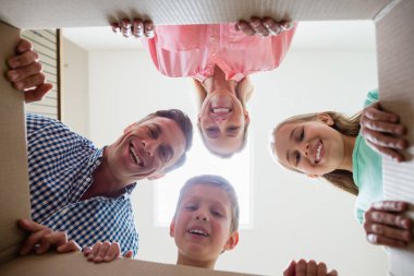Ebeveynler ve çocuklar oturma odasında eğleniyor