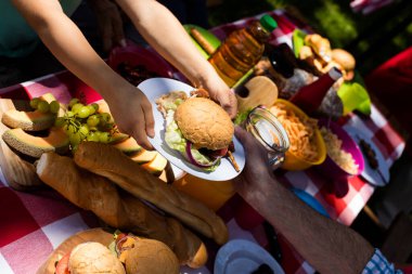 Babası geçen burger Park oğula