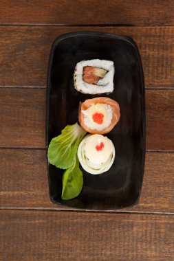 Uramaki ve nigiri suşi 