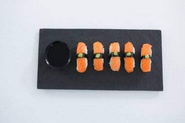 Üzerinde siyah taş kayrak nigiri suşi servis