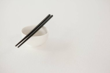 Beyaz masa üstünde Asya yemekleri için bir çift çubuk.