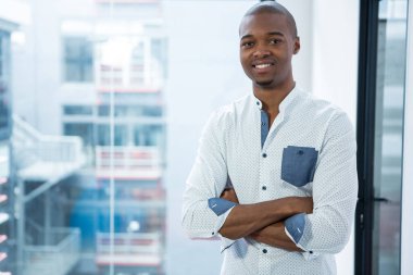 Silah ile ayakta gülümseyen işadamı portresi geçti