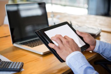Masa başında dijital tablet kullanarak iş yürütme