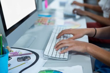 Kişisel bilgisayar üzerinde çalışan kadın grafik tasarımcılarının orta bölümü