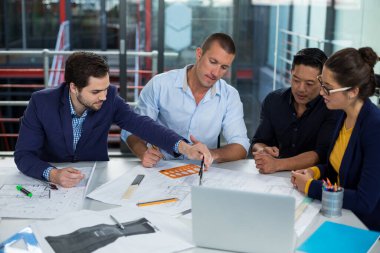 İş adamları grafik diyagramı çizme