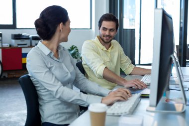 Grafik tasarımcıları kişisel bilgisayarda çalışırken etkileşim